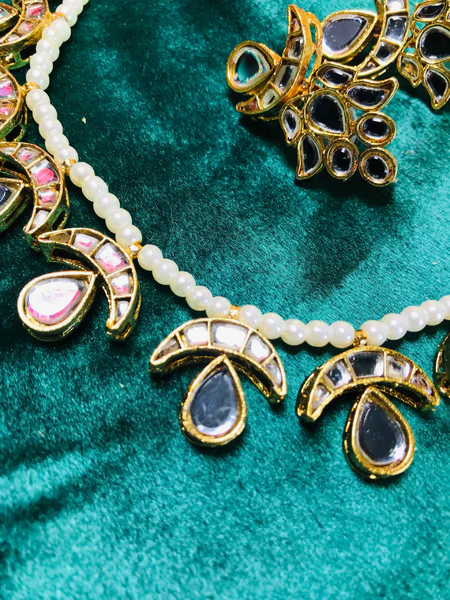 Golden Kundan Jewellery Set