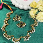 Delicate Simple Kundan Jewellery Set