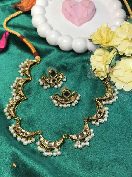 Delicate Simple Kundan Jewellery Set