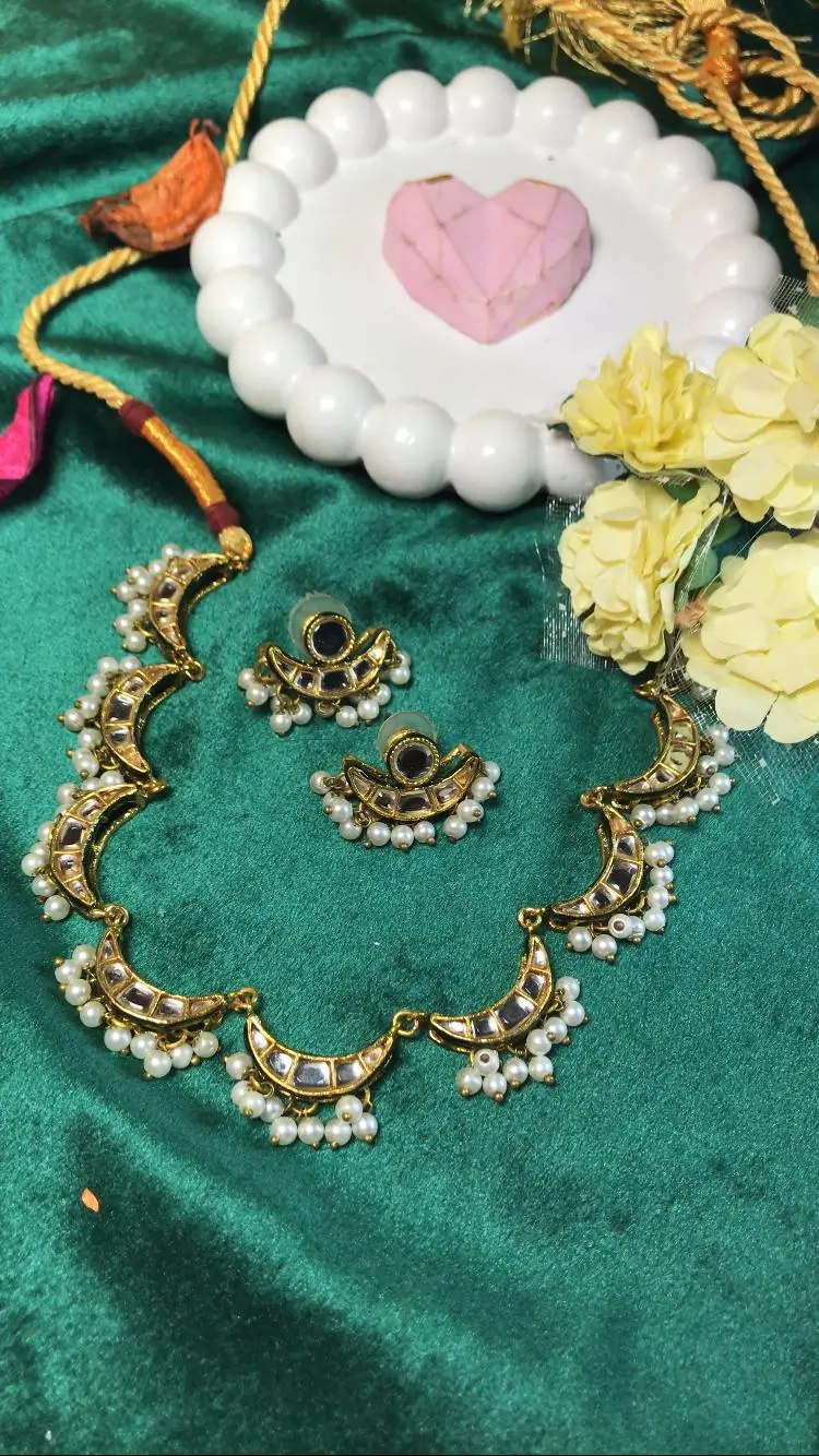 Delicate Simple Kundan Jewellery Set