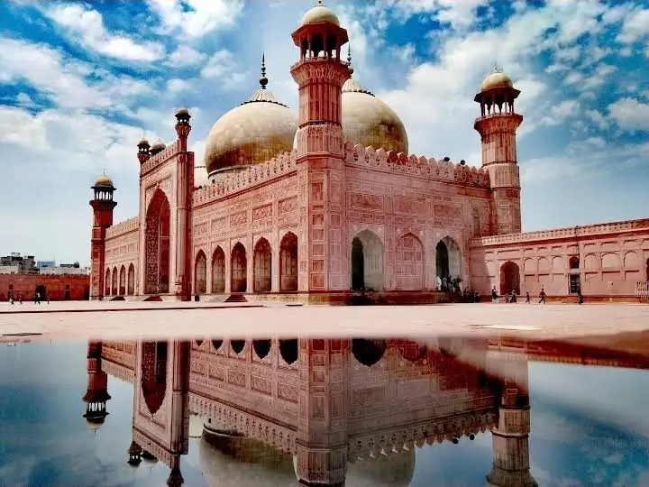 Badshahi Mosque Lahore History, Architecture, Capacity & Visitor Guide (1)