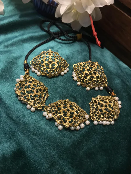 Delicate Golden Choker Set (1)