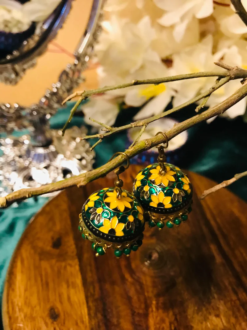 Unveil the charm of Golden Small Jhumki, a perfect fusion of nature and artistry. Delicate details and a unique display create a captivating visual experience.