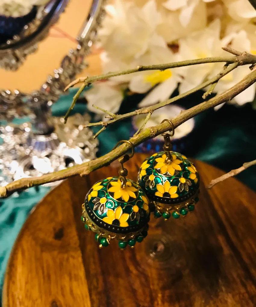 Unveil the charm of Golden Small Jhumki, a perfect fusion of nature and artistry. Delicate details and a unique display create a captivating visual experience.