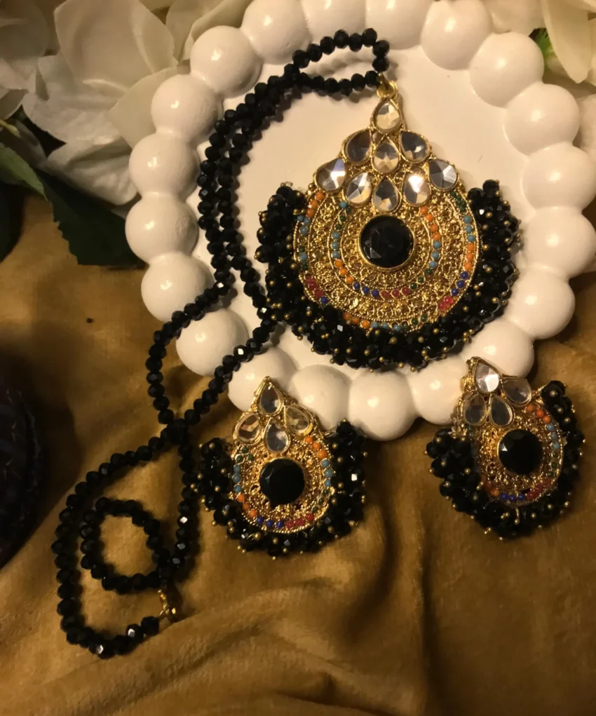 Explore charm of Simple Artificial Jewellery Sets,highlights the stunning contrast of faceted black beads, gold filigree pendants, & matching earrings set