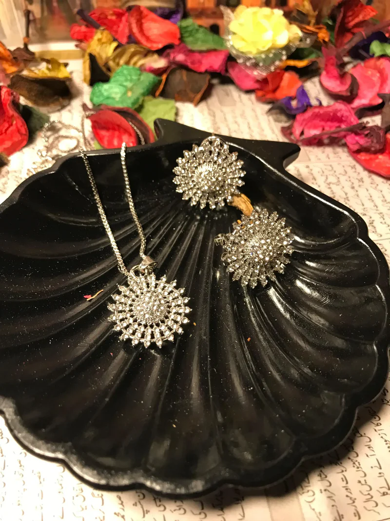 delicate pendant earring