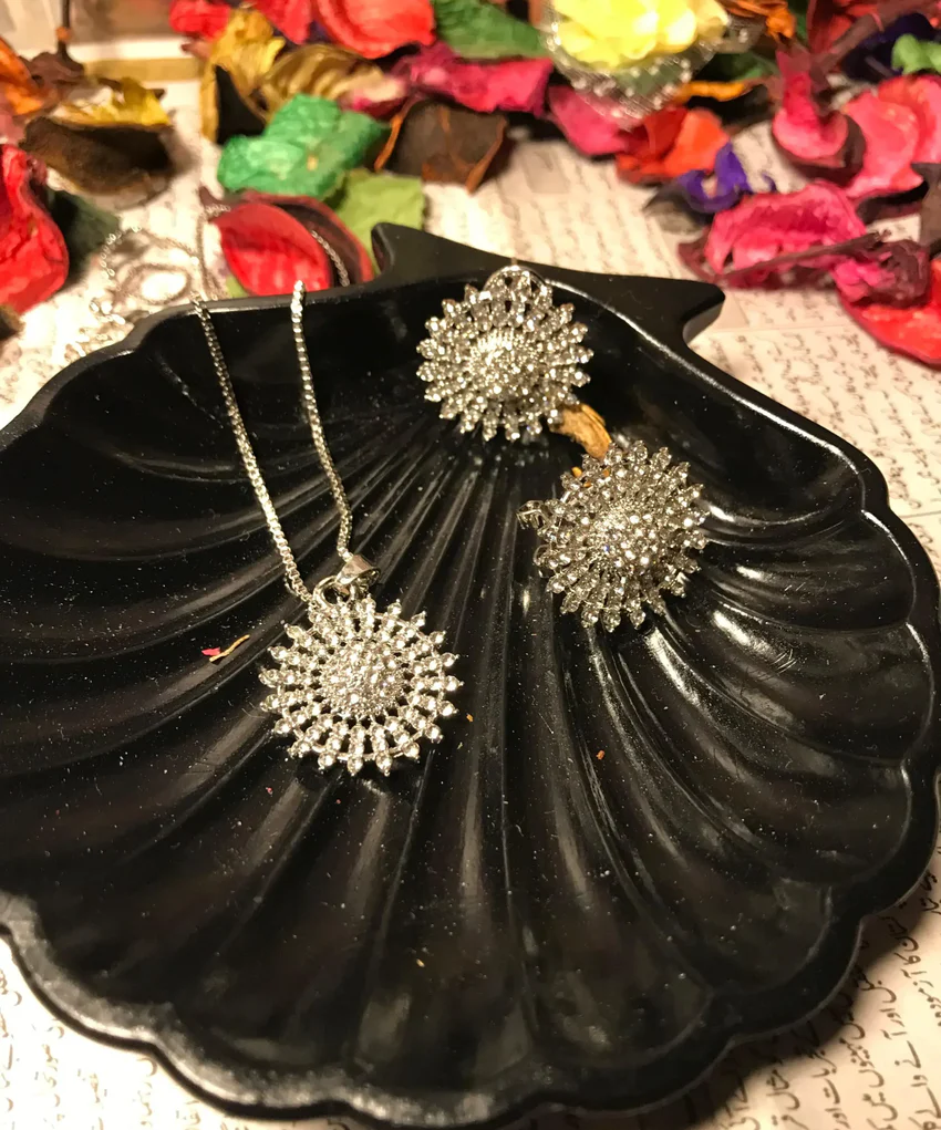 delicate pendant earring