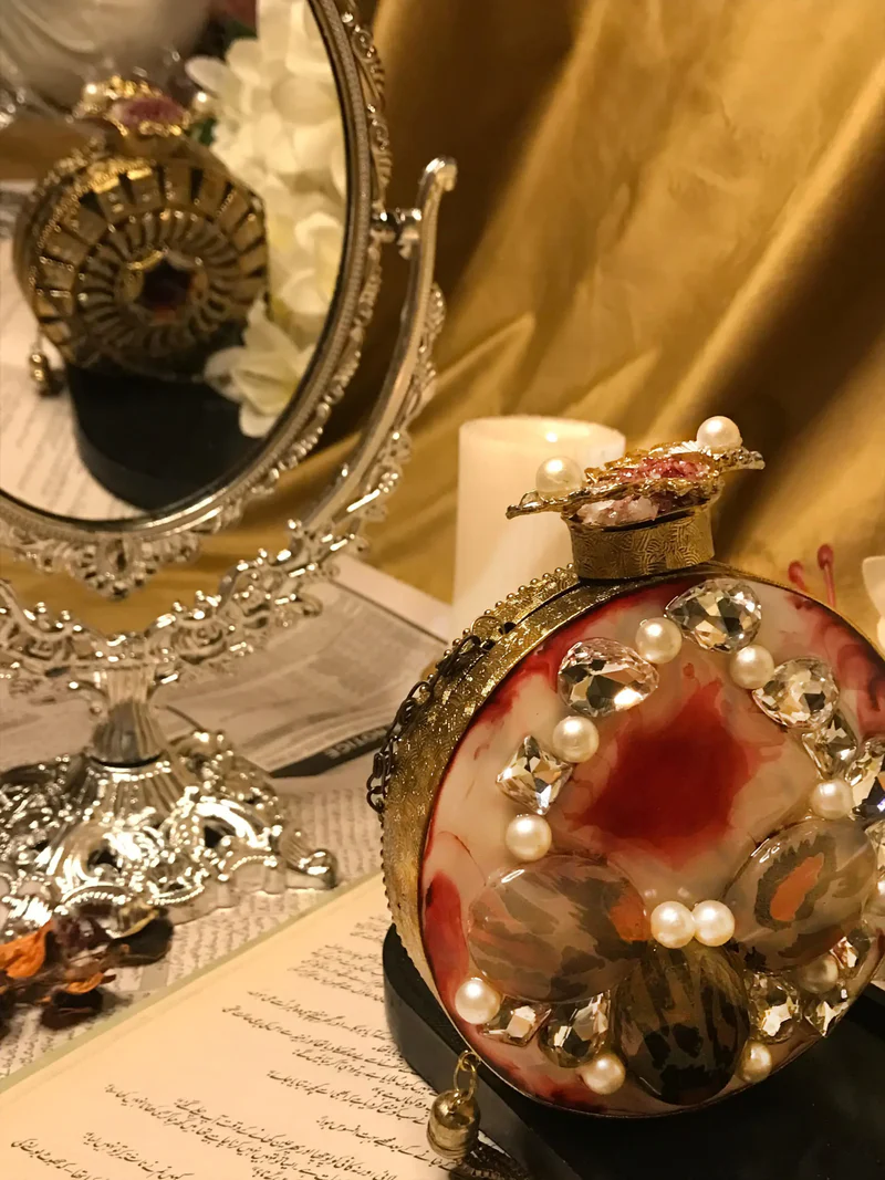 Elevate your style with our exquisite rose gold clutch bag. Featuring intricate detailing and a dual-sided design, it’s the perfect accessory for any formal event.