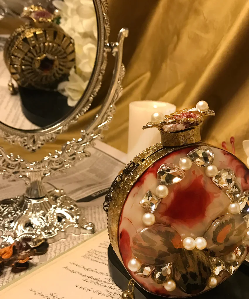 Elevate your style with our exquisite rose gold clutch bag. Featuring intricate detailing and a dual-sided design, it’s the perfect accessory for any formal event.