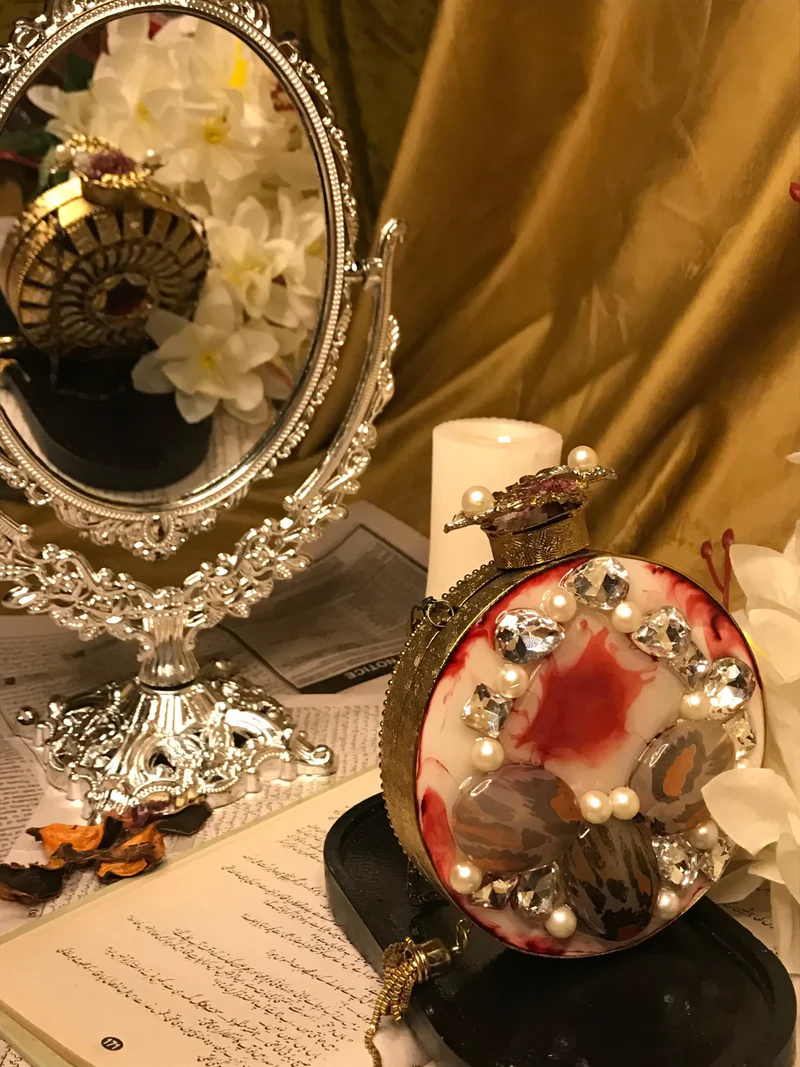 Elevate your style with our exquisite rose gold clutch bag. Featuring intricate detailing and a dual-sided design, it’s the perfect accessory for any formal event.