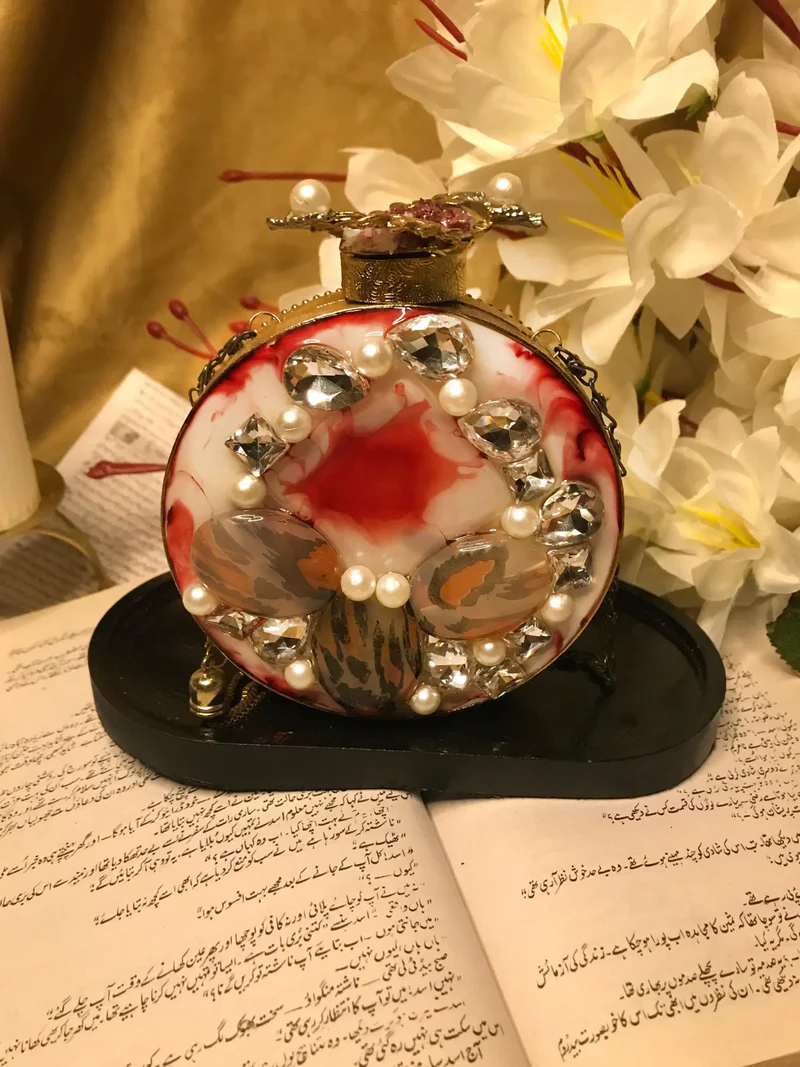 Elevate your style with our exquisite rose gold clutch bag. Featuring intricate detailing and a dual-sided design, it’s the perfect accessory for any formal event.