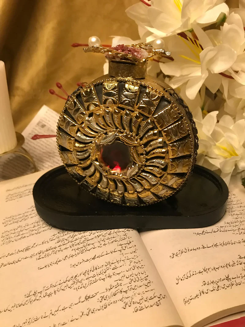 Elevate your style with our exquisite rose gold clutch bag. Featuring intricate detailing and a dual-sided design, it’s the perfect accessory for any formal event.