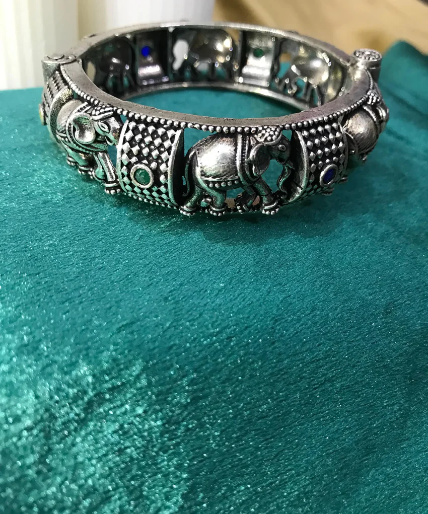 Fancy Unique Silver Bracelet Design for Girl