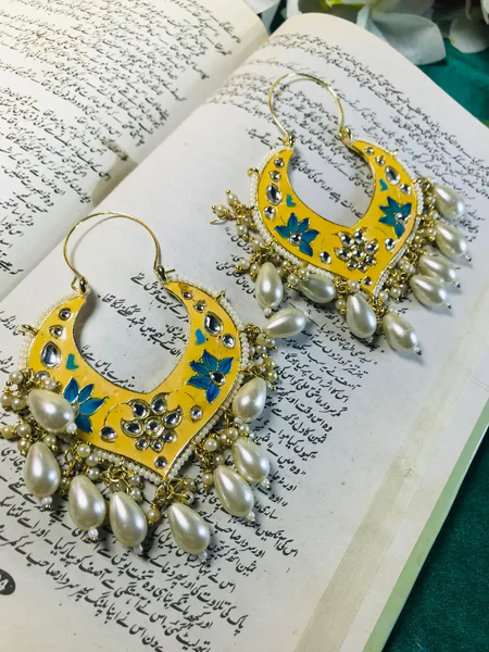 Chic & Striking: Chunky Hoop Earrings That Turn Heads