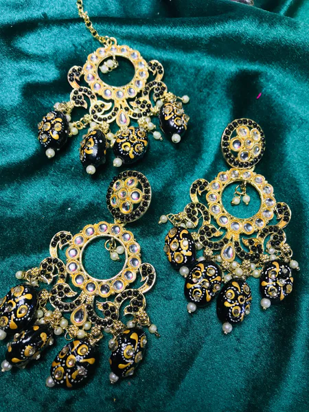 Discover the elegance of Tikka Jewellery, where tradition meets modern design. Explore our exquisite collection of handcrafted pieces for every occasion.