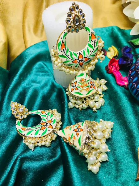 Elevate your style with our exquisite White Kundan Jhumka earrings. Ideal for festive celebrations, these pieces blend tradition with modern elegance.