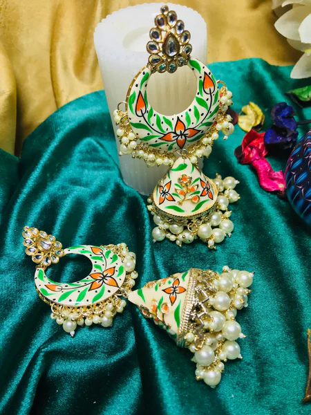 Elevate your style with our exquisite White Kundan Jhumka earrings. Ideal for festive celebrations, these pieces blend tradition with modern elegance.
